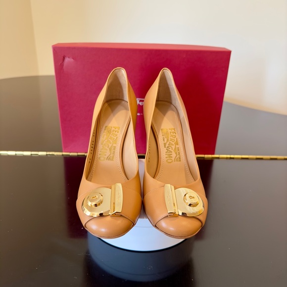 Salvatore Ferragamo NWT Luxury Chic Minimalist RARE Authentic Fiamma Tan Pumps - Picture 3 of 17